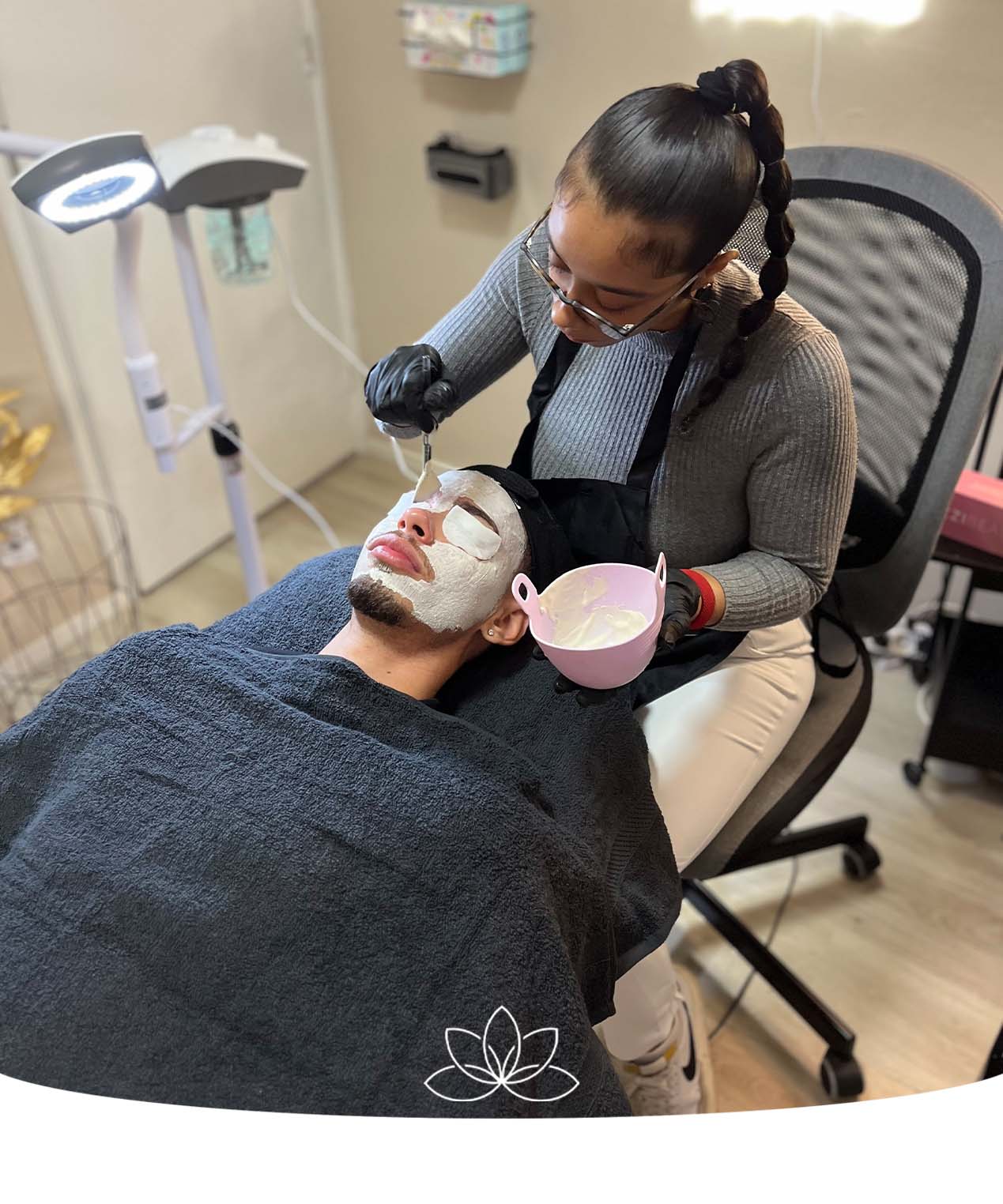 Ontspannende facial behandeling door specialist