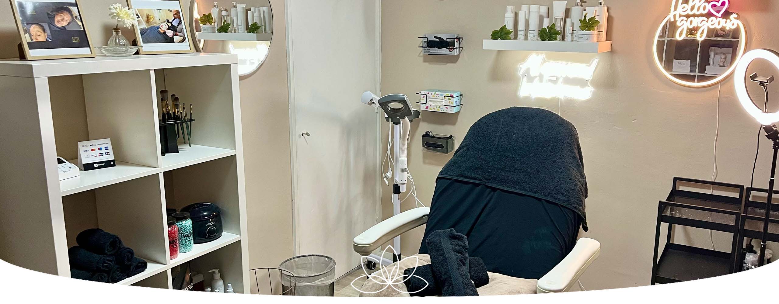 Moderne behandelruimte met professionele uitrusting